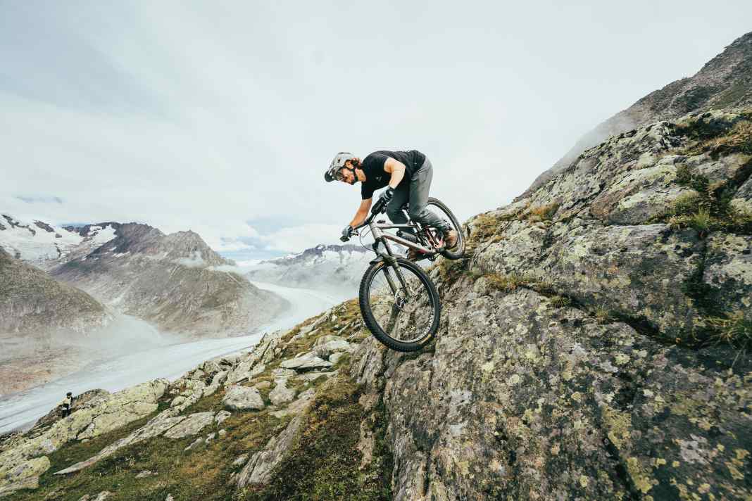 Der Trail auf dem Wannenrand des Aletschgletschers fasziniert mit Blick aufs Eis und wirklich sportlicher Auseinandersetzung mit der Wegführung.