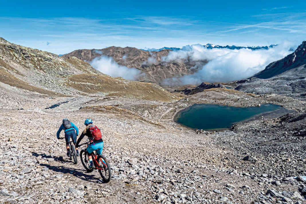 On the way to the famous Val d'Uina, an experienced trail fox like Andreas Kern naturally knows another insider tip...