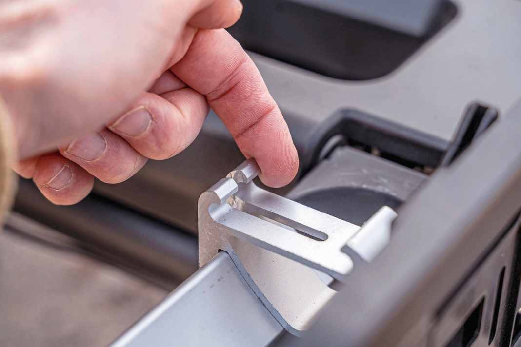 An der Alu-Aufnahme für die Zusatzschiene beim Eufab kann man sich schnell mal die Finger verletzen