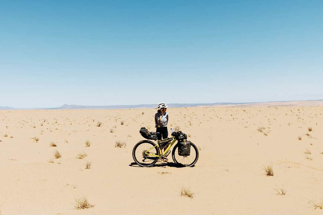 Die Ausrüstung eines Bikepackers ist natürlich sehr individuell. Doch Teile, die Bikepackerin Wiebke Lühmann 14 Monate durch Afrika getragen haben, werden wohl auch bei einer Eifeldurchquerung nicht schlapp machen.