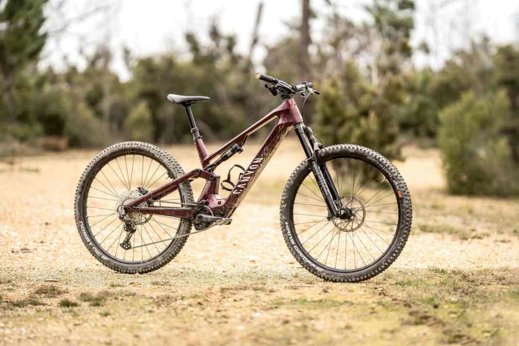 A stylish carbon chassis paired with more favourable equipment: the Canyon Neuron:Onfly is the entry-level model of the light eMTB from the Koblenz-based mail-order company.