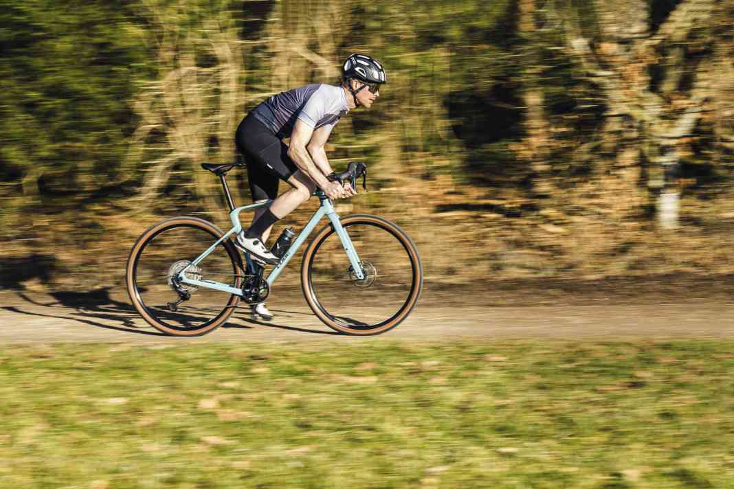 Exception : le Cube Nuroad C:62 One est le seul vélo avec cadre en carbone à se lancer dans la course à la victoire du test pour les vélos de gravel jusqu'à 2000 euros 2025.