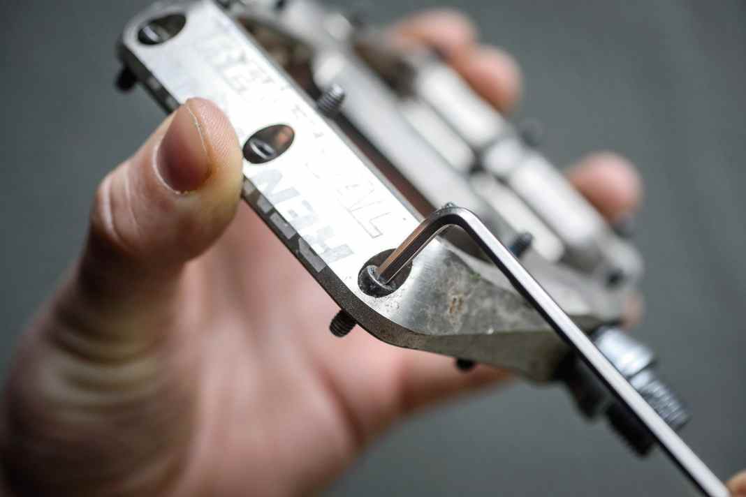 All test pedals have interchangeable pins. In practice, the models with a screw head on the underside of the base have proven to be the best.