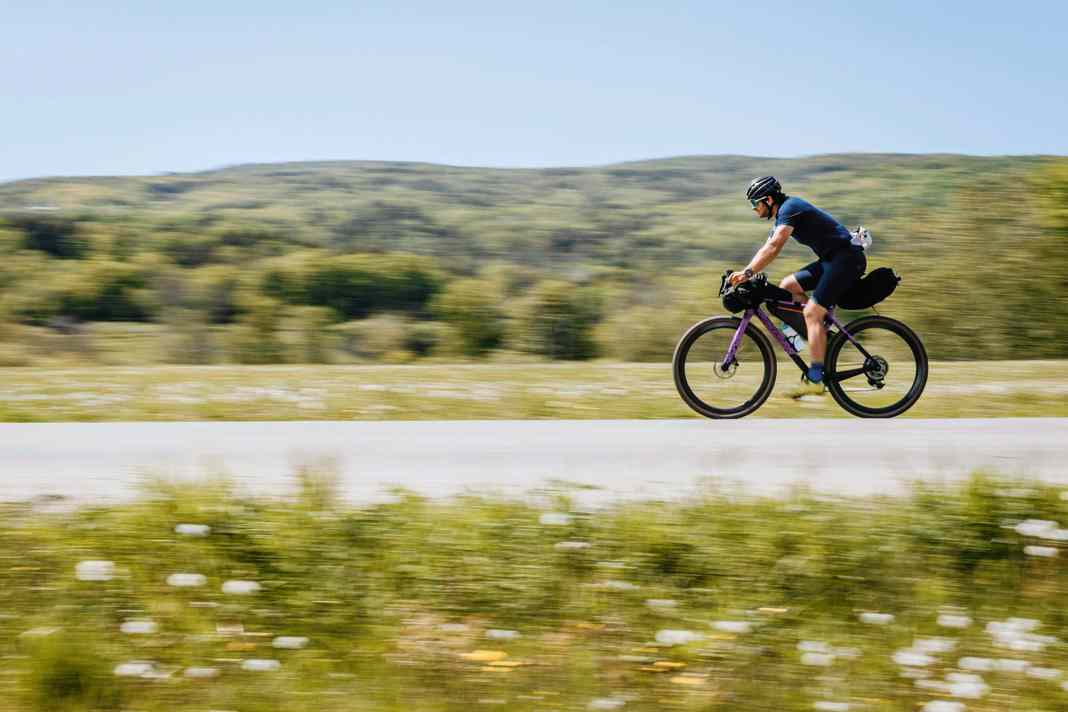 8 Bikepacking-Taschen-Sets im TOUR-Test