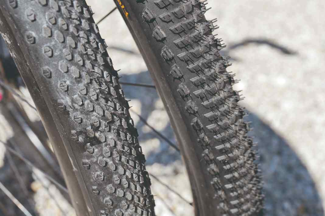 Rapide (Conti Terra Speed, à gauche) ou polyvalent (Conti Terra Adventure) ? Cela dépend de l'utilisation prévue. Moins de profil signifie : plus de vitesse et une meilleure sensation de conduite sur la route