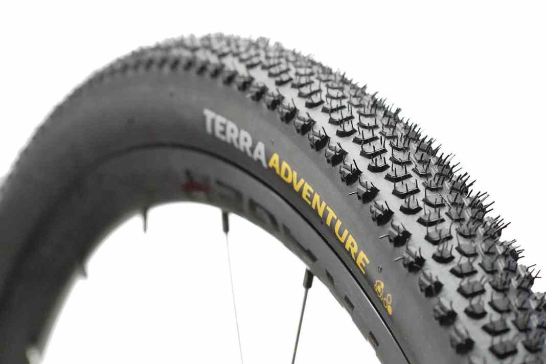 Aventurier : le Terra Adventure est le pneu gravel un peu plus mordant de Conti, avec un profil plus grossier.
