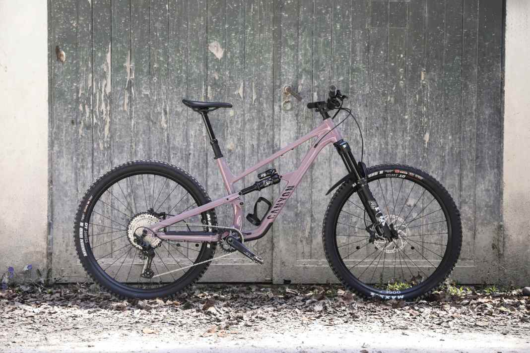 Das neue Canyon Spectral AL 6 kostet 2999 Euro bietet 140 Millimeter Federweg am Heck und bringt 15,6 kg (BIKE-Messung ohne Pedale) auf die Waage.
