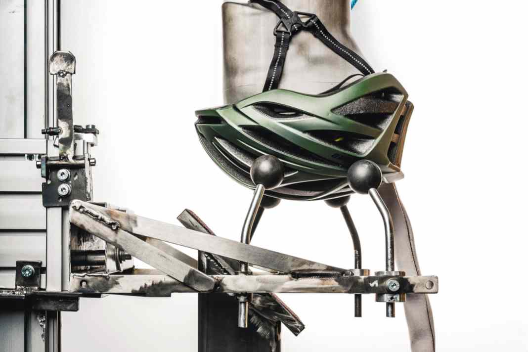 The crash test of the city helmets takes place on our in-house test stand