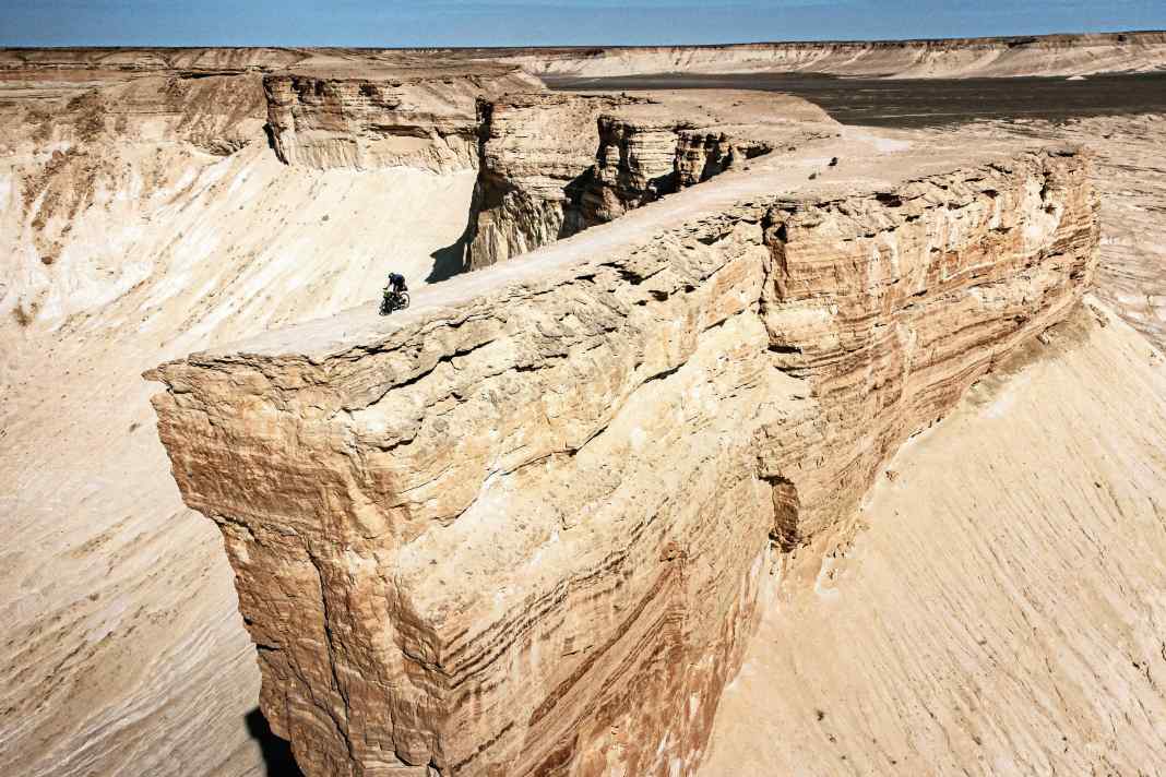 Der Franzose Cèdric Tassan hat eine Vorliebe für Sandkasten-Staaten. Hier ließ er die Drohne steigen und fuhr bis zur Spitze einer Felsnase in Afghanistan.