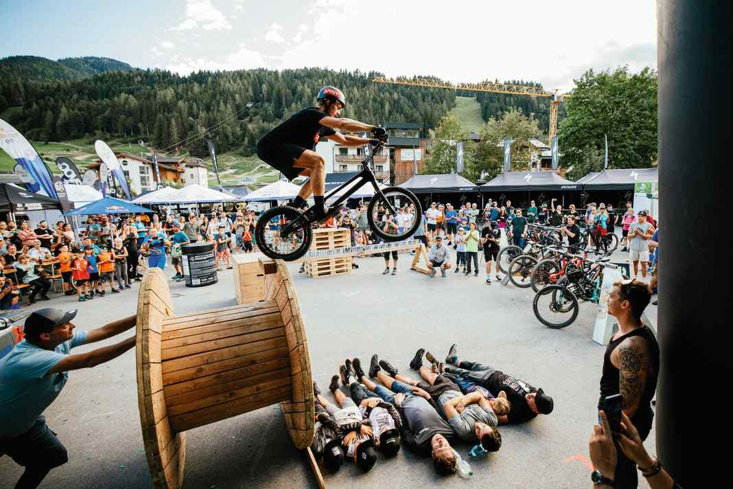 Festival-Aktivitäten: Freiwillige vor! Gabriel Wibmer springt über Festival-Besucher, die ihm (anscheinend) vertrauen.