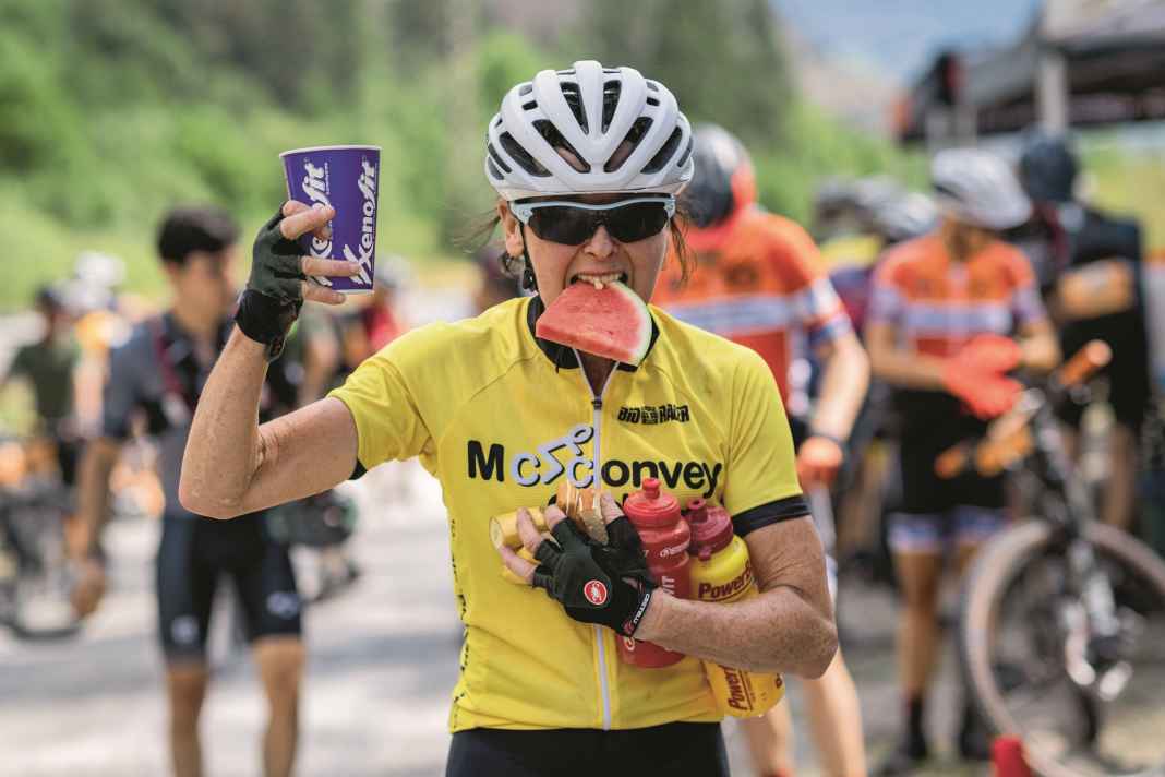 Whether liquid or solid: cyclists need carbohydrates to keep the engine running.