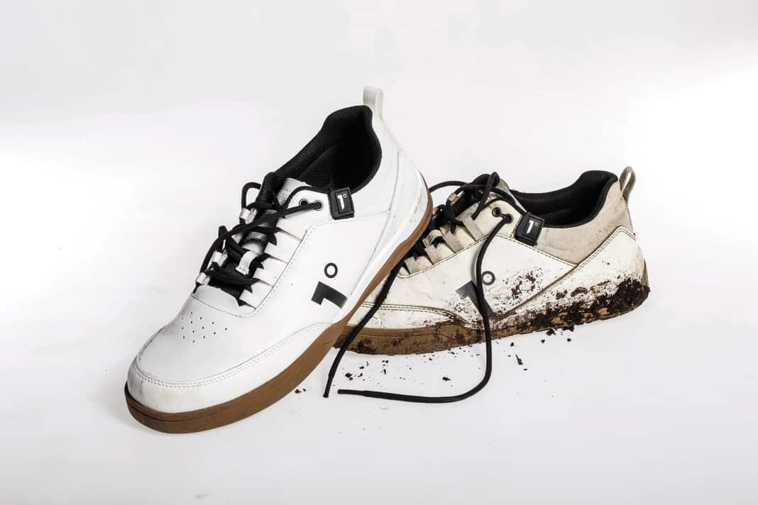White shoes are hip, but how long do they stay white? The model on the right has been in use since August 2023, while the one on the left has only been in use for a few days.