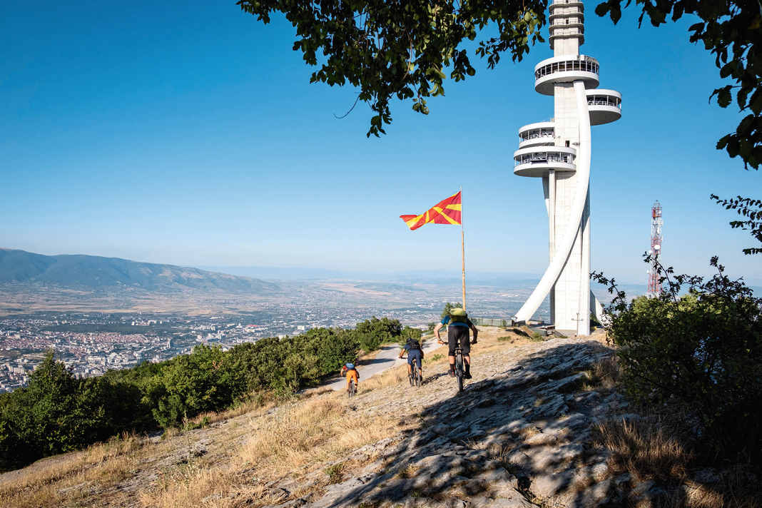 Über Nordmazedoniens Hauptstadt Skopje wartet der Hausberg Vodno mit Trails, Turm und Flagge.