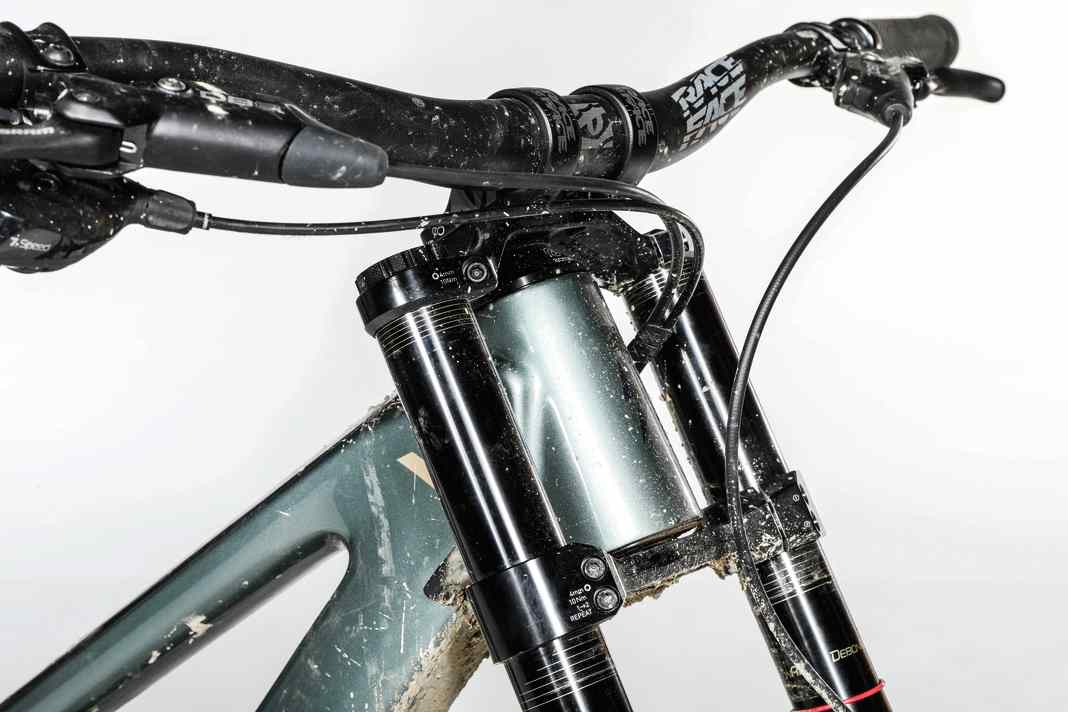 Despite all the spacers under the stem, the front remains too low. Only maximally extended fork legs provide a remedy
