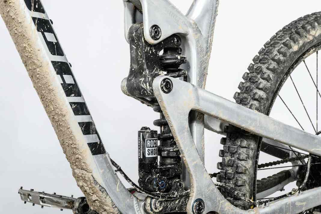 Potent steel spring rear. Nominally, however, the shock absorber only squeezes 180 millimetres out of the rear.