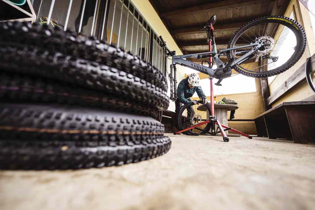 With the Scorpion Race EN M, the Italian tyre manufacturer Pirelli has developed a real heavyweight for Enduro Race use, designed to offer maximum grip and puncture protection in extreme terrain.