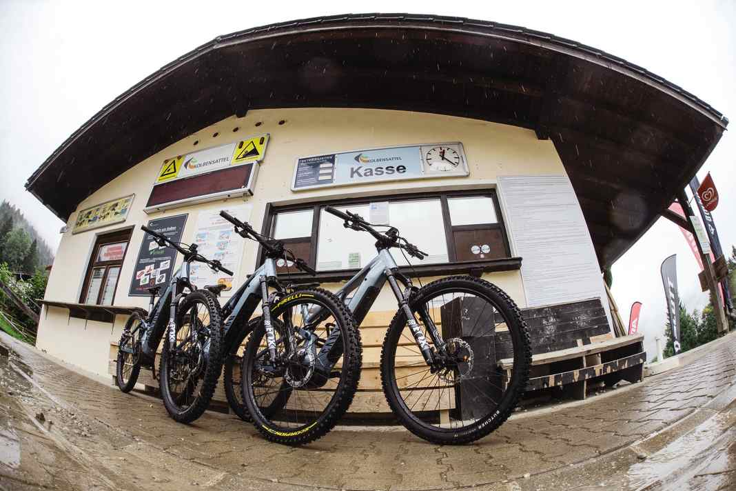 With the Butcher and Eliminator Trail, Specialized sends its enduro combination with grippy Gripton Compound into the test.