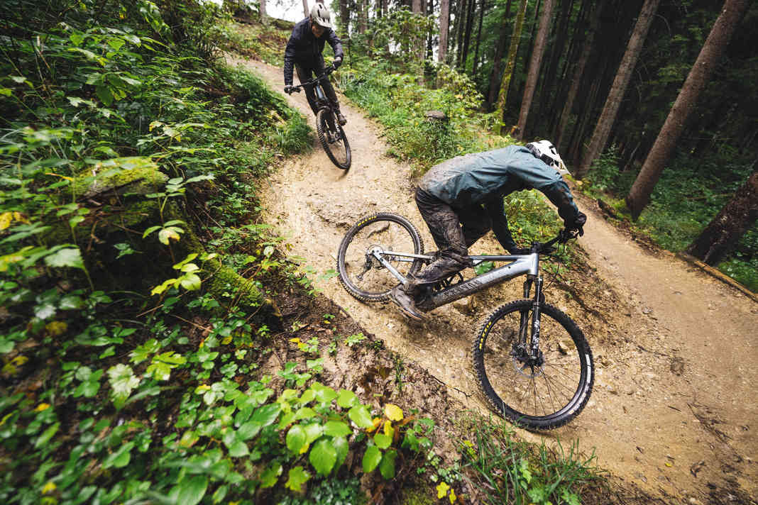 Für 2026 hat Maxxis sowohl dem HighRoller als auch dem Dissector ein ordentliches Update verpasst. Wir haben die Enduro-Kombi für Front und Heck in Praxis und Labor getestet.