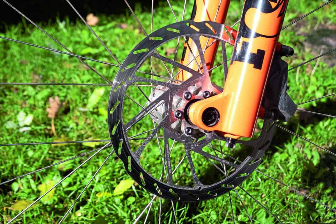 [Image]]

After 1094 kilometres and 56340 metres in altitude, the Sram Code brake system gets a brake booster in the form of two new rotors.