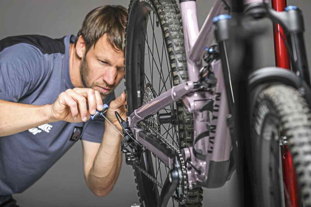 The basic adjustment of a classic rear derailleur requires a little patience and a sense of proportion.