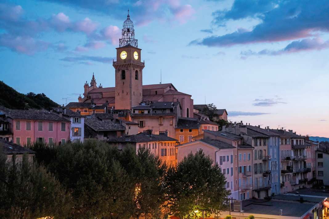 Even if the famous lavender fields of Digne don't bloom again until June, café au lait and croissants are still delicious. The small town is also famous for its thermal baths!