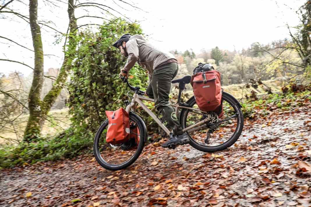 Für Radfahrer besteht keine Winterreifen-Pflicht. Im Herbst kann sich ein Reifenwechsel am Fahrrad trotzdem lohnen.