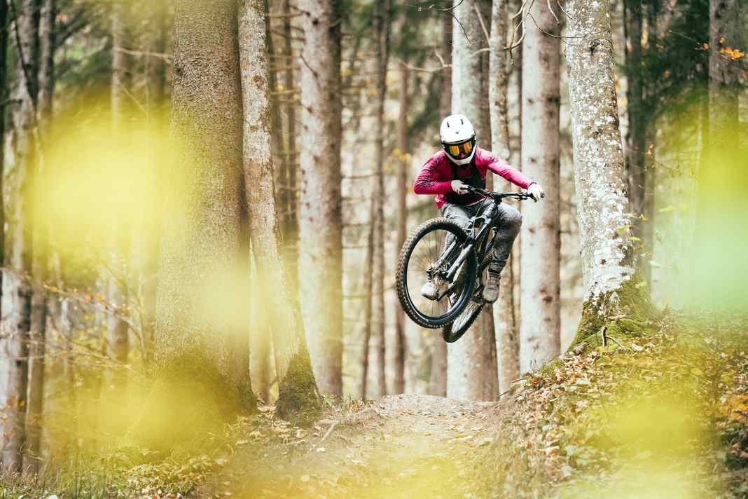 In our experience, all-round harmonious enduro bikes are only available from around € 4,500. If you don't want to compromise on downhill fun, here are five top recommendations from the editors for enduro bikes under €5,000.