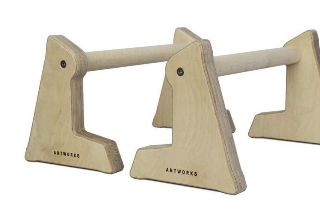 Liegestütze, Dips, Handstand usw. Dieser Minibarren verpasst dir Kraft.