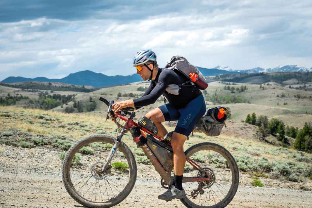 Extrembiker Ulrich "Uba" Bartholmoes gewann auf einem umgebauten BMC Twostroke 2025 die legendäre Tour Divide.