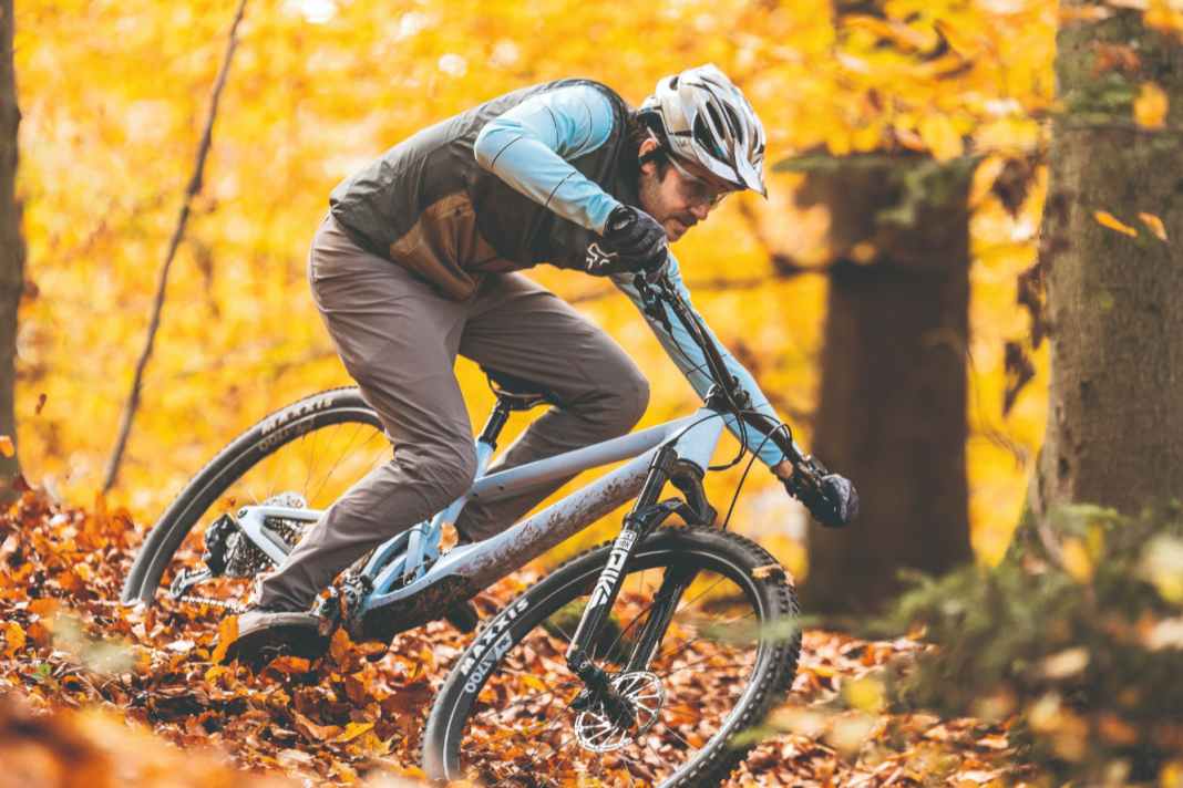 Weste ist nicht gleich Weste: Es gibt leichte Windwesten und isolierte Westen, die vor kaltem Fahrtwind schützen soll.