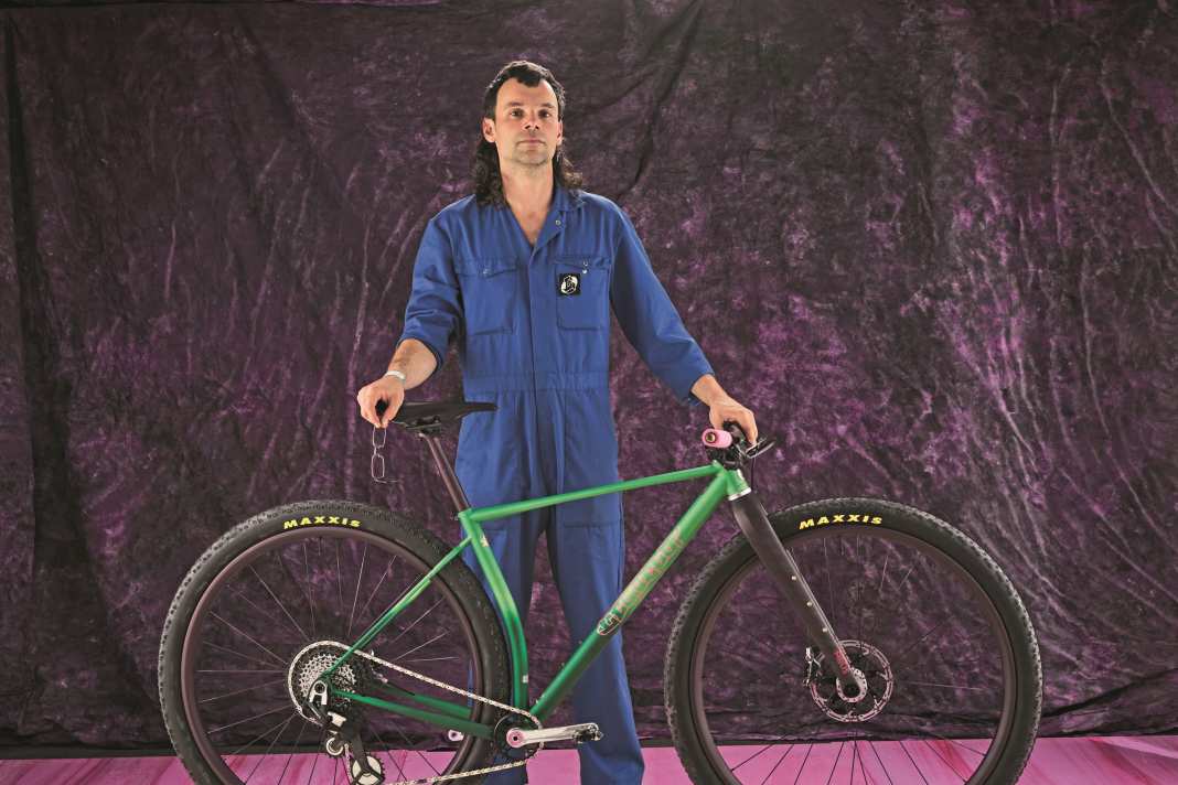 There are no 32-inch bikes off the peg yet? Then why not weld the right frame yourself? For example, in a frame building course from Leovelo, Big Forest, Le Canard or SeLi.