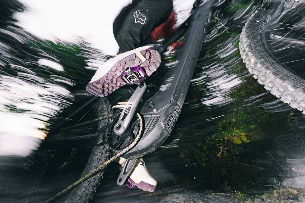 Small platform big effect? We tested nine clipless pedals for trail and enduro. Which one offers the best stability and reliable grip?