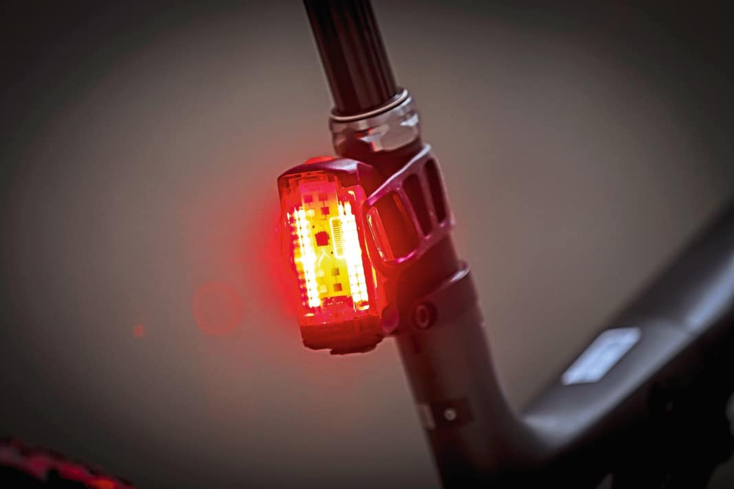 Das Radar-Rücklicht von Lezyne warnt nicht nur den Verkehr, sondern in Verbindung mit einem GPS-Gerät auch den Fahrer selbst vor nahenden Fahrzeugen.