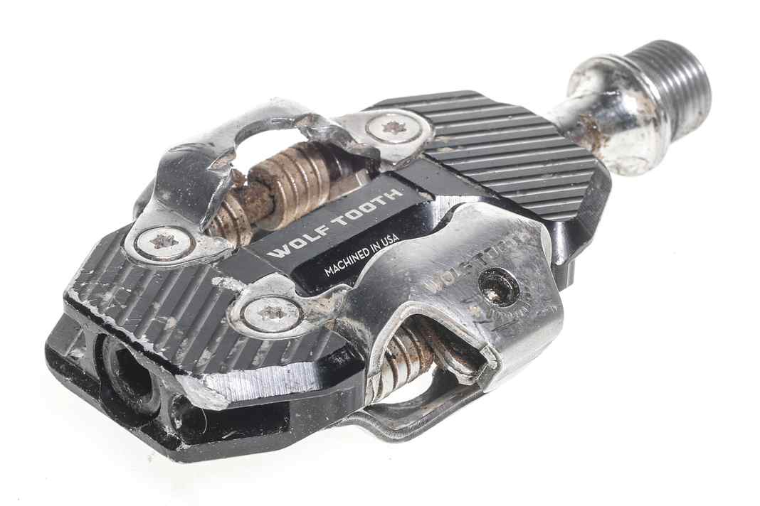 Lightweight: Wolftooth does without a cage, which saves an enormous amount of weight. However, it is hardly possible to ride unclicked.