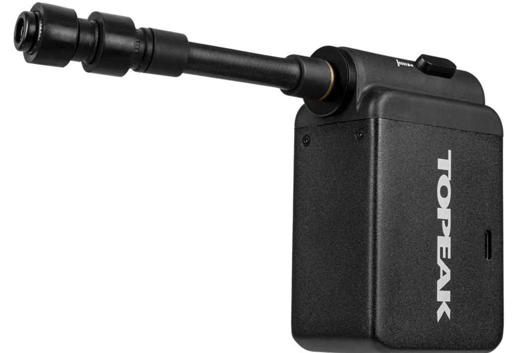 Die Topeak E-Booster Digital Mini Akku-Pumpe behebt Reifenpannen ohne jeglichen Kraftaufwand