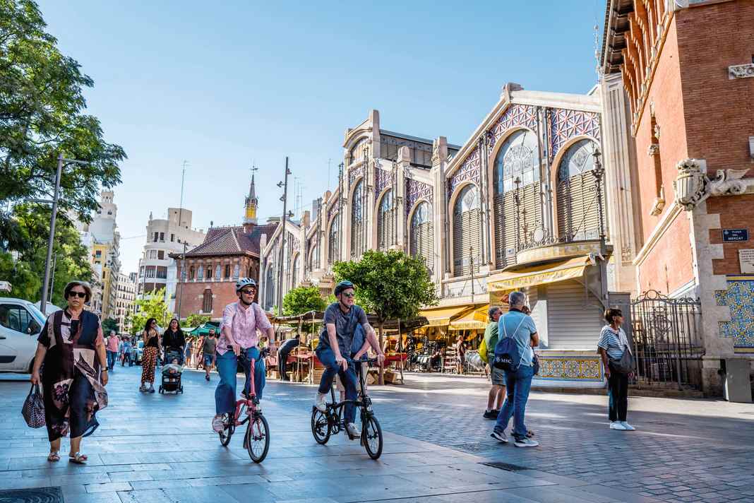 Angenehme Temperaturen, 200 Kilometer Radwege: Valencia ist mehr als die kleine Schwester Barcelonas. In der spanischen Metropole finden Radfahrer die perfekte Mischung aus Natur, Kultur und Kulinarik.
