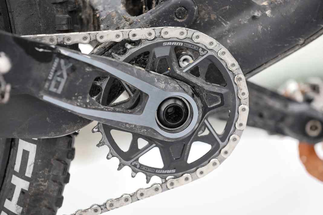 On one of the first rides, the cover screw for removing the crank came loose unnoticed - at a cost of 22 euros.