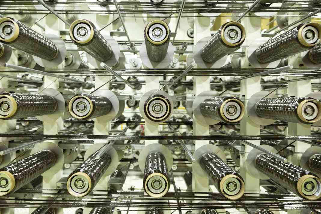 In der Giant Taiwan Manufacture entstehen aus hunderten Carbon-Spulen eigene Carbon-Matten.