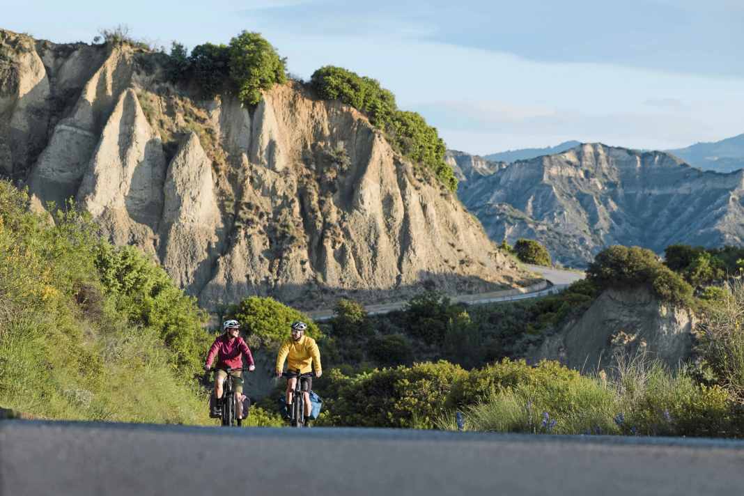 Basilicata is still little developed for cycle tourism. There is little traffic and the region is sparsely populated. Tools, spare parts, water and provisions therefore belong in your bike luggage.