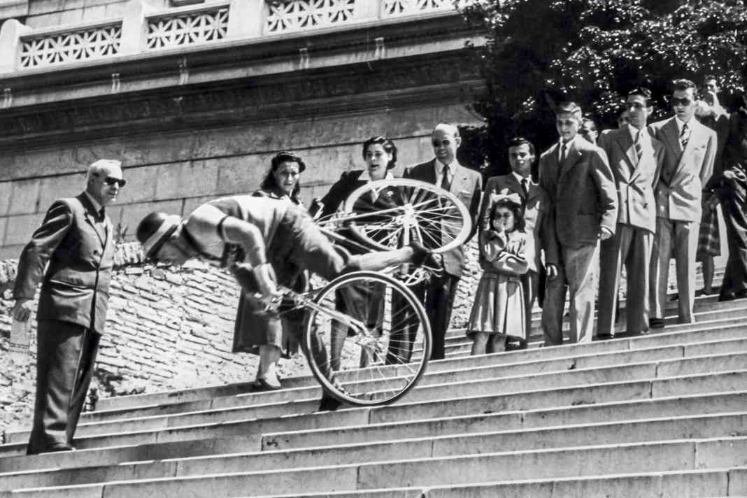 No, that's not me. That's stuntman Luigi Madrulli somewhere in Rome in the 1920s. What's happening here right now? The worst case: OTB (Over the Bar)!