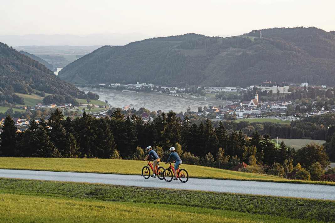 Entlang des Donauradwegs in Oberösterreich lassen sich viele Naturwunder und Kulturhighlights entdecken