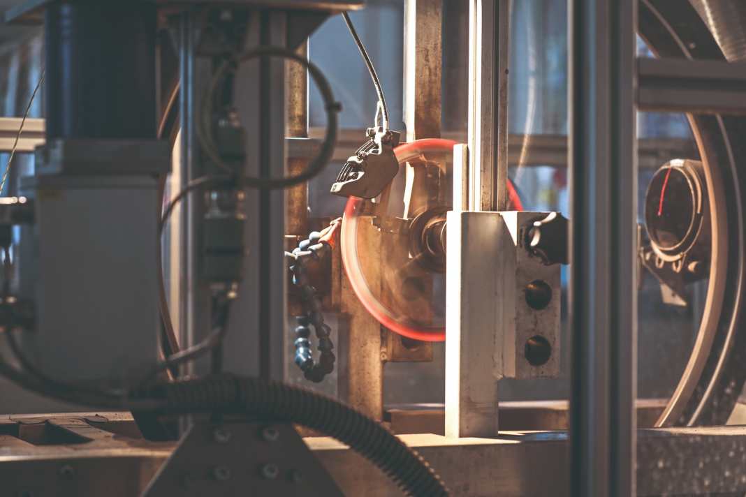 Eine warme Bremse bremst besser – das ist Fakt. Beginnt die Scheibe langsam zu glühen, trennt sich Spreu vom Weizen. Wer dann noch zuverlässig verzögert, gehört zu den Besten.