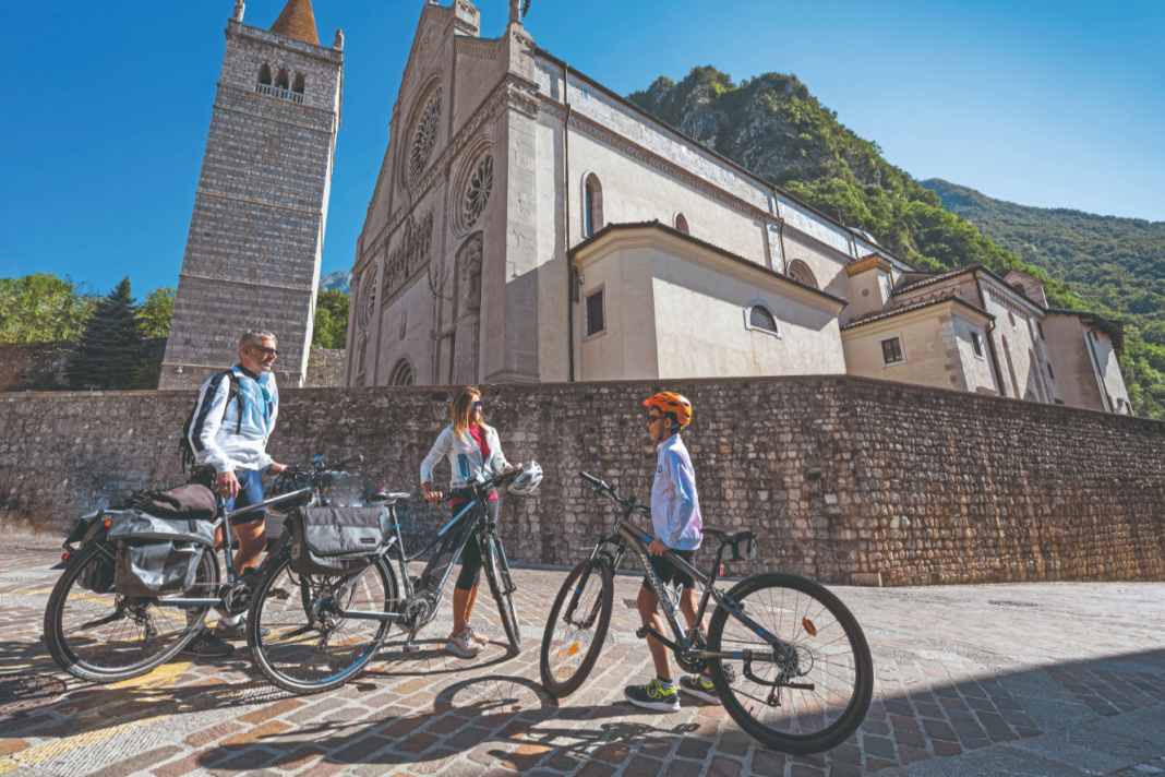 Der Ciclovia Pedemontana FVG3 verläuft 180 Kilometer entlang des friulanischen Alpenbogens: vom venezianisch geprägten Sacile bis ins Collio-Weingebiet nach Gorizia. Gemona del Friuli ist ein Knotenpunkt: drei Fernradwege der  Region treffen sich hier: Pedemontana, Alpe-Adria nach Grado  und Tagliamento-Route von Tolmezzo nach  Lignano Sabbiadoro.  Von dort führt der  Adria-Bike entlang der Küste bis Triest.
