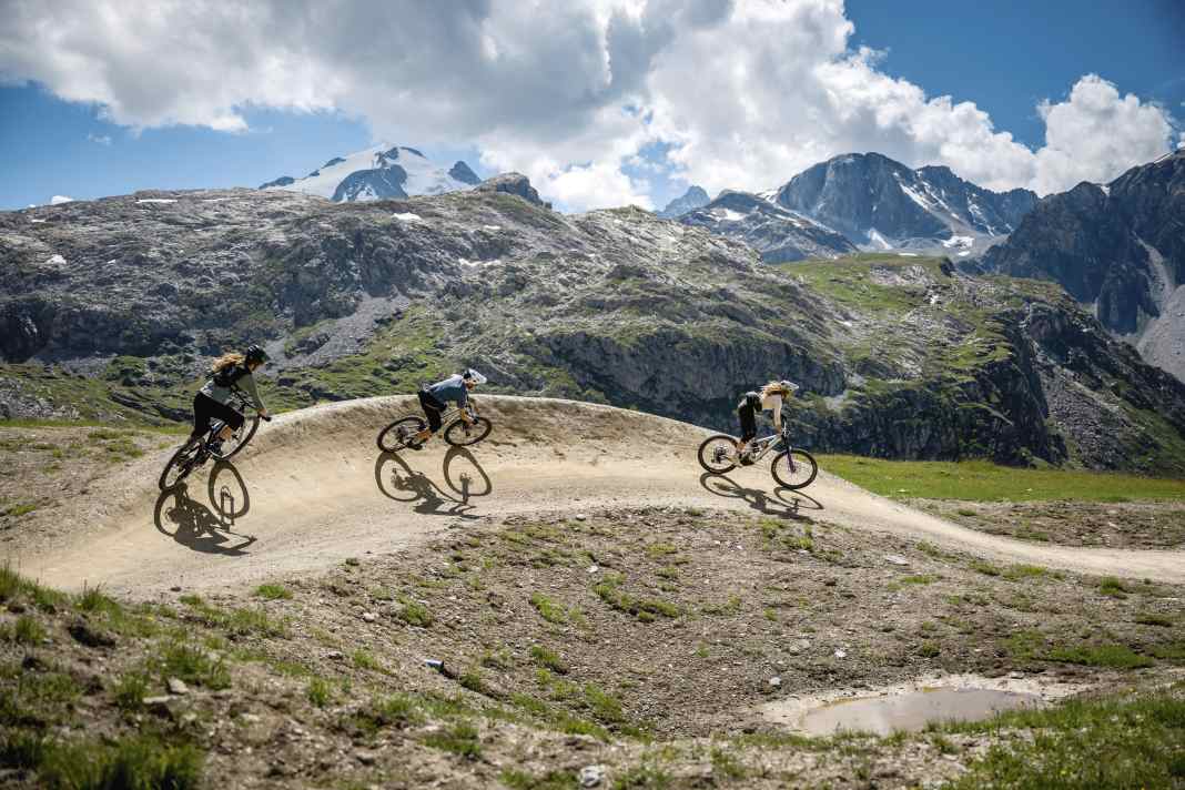 Sehr fotogen in die Landschaft reingemalt: das riesige Trailnetz von Tignes.