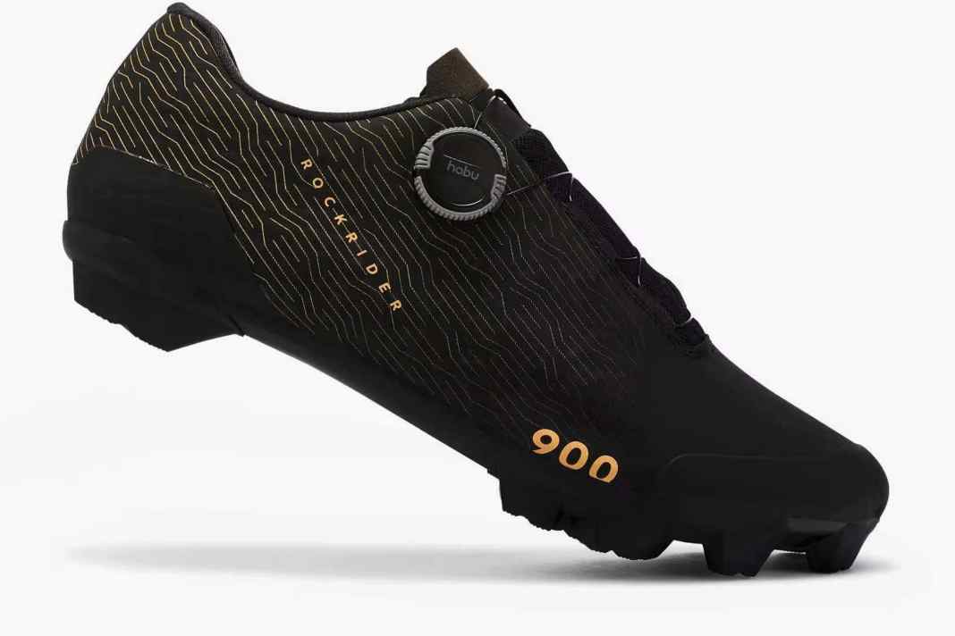 Decathlon bietet mit dem Rockrider MTB / Gravel Race 900 mit praktischem Habu Fit System einen günstigen Einstieg in die Welt der Gravel-Schuhe.