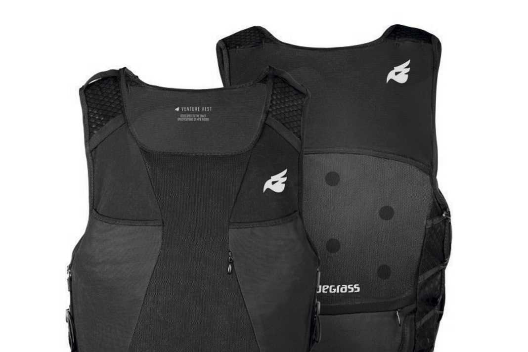 Bluegrass Venture Vest - Bluegrass hat sich vom Trailrunning inspirieren lassen und die neue Venture Vest mit Staumöglichkeiten für Riegel, Wasser und essentielle Tools ausgestattet. Brust und Rücken werden von flexiblen Sas-Tec-Protektoren geschützt – vorne Level-1, hinten Level-2-zertifiziert. Für den nötigen Tragekomfort sorgen seitliche Stretch-Bänder mit Quick-Release-Funktion.