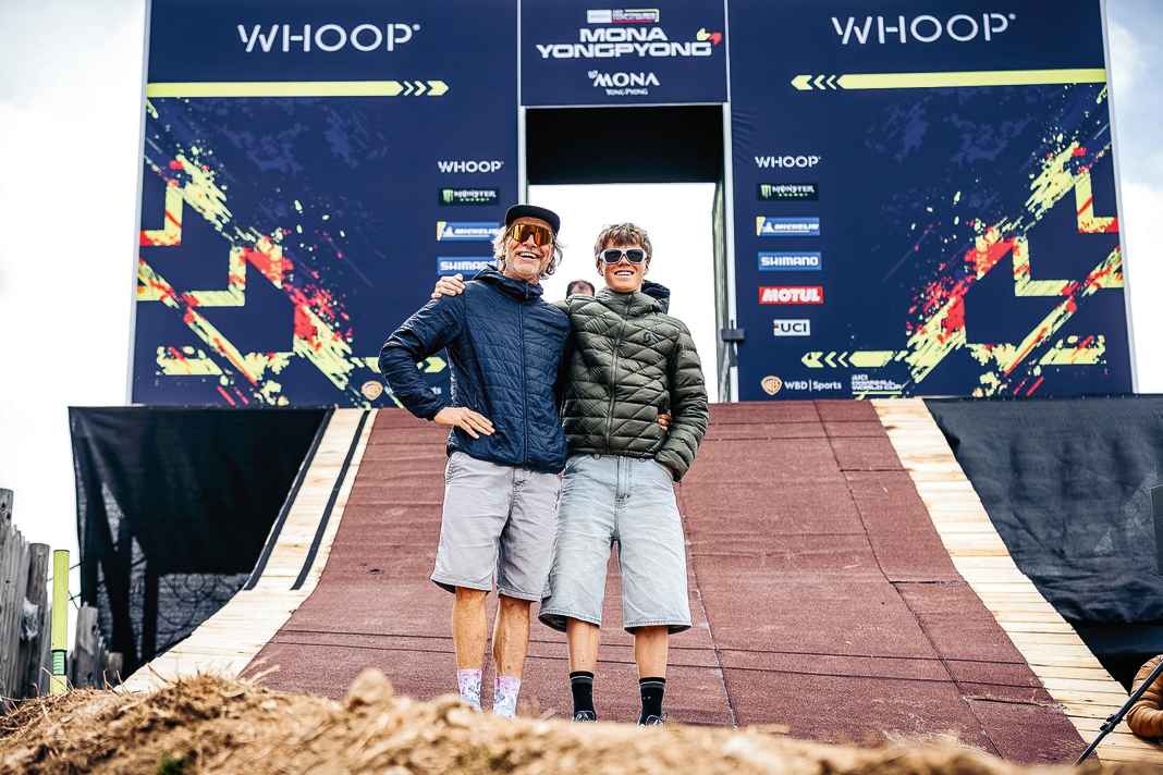 Dad Holger and son Lois in front of the starting gate.