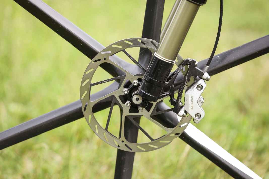 Mit großen und dicken Bremsscheiben bringt die Sram Motive Ultimate eine zünftige Power auf den Trail.