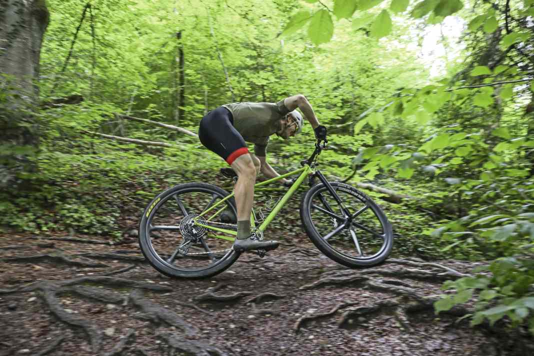 Das 32-Zoll-Custom-Hardtail passt unserem Testredakteur, wie ein Maßanzug. Die Geometrie ist allerdings ziemlich speziell.