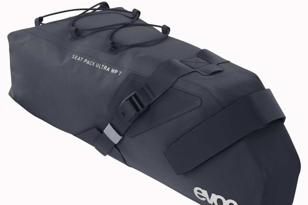 Evoc hat eine ganze Kollektion neuer Bikepacking-Taschen im Programm – die Ultra-Serie: Ultra leicht. Ultra wasserdicht. Ultra flexibel. Besonders spannend ist die minimalistische „Arschrakete“ mit 7 Litern Volumen bei nur 360 Gramm Gewicht. Wer mit leichtem Gepäck und V-max von A nach B biken möchte, findet hier eine stabile Tasche mit Rolltop und Elastik-Schnürung für Zubehör. Preis 95 Euro